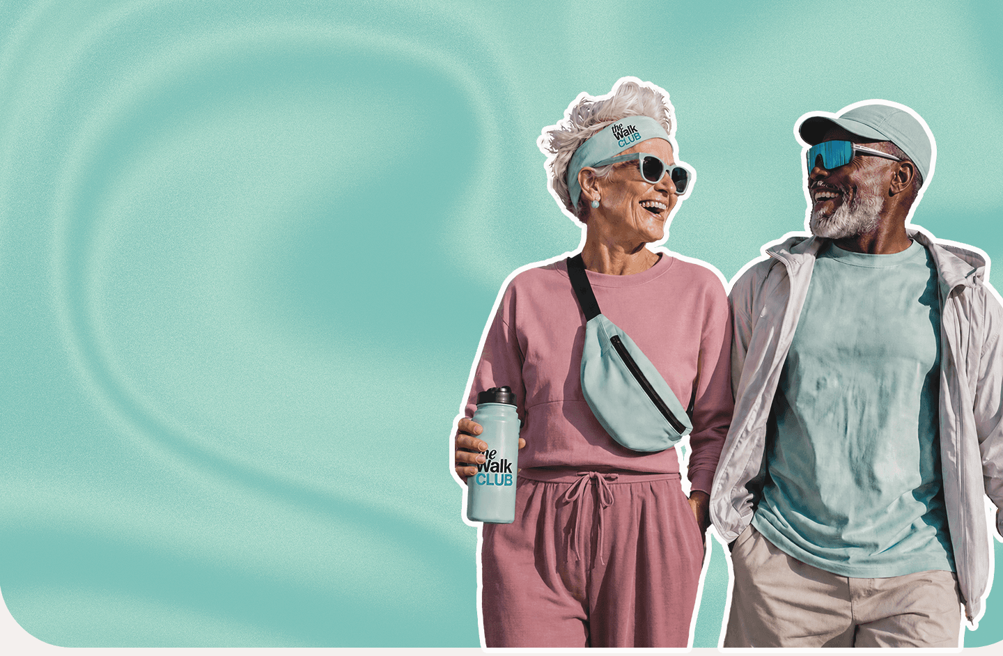 Deux marcheurs souriants en tenue de sport, avec le bandeau et la gourde THE WALK CLUB
